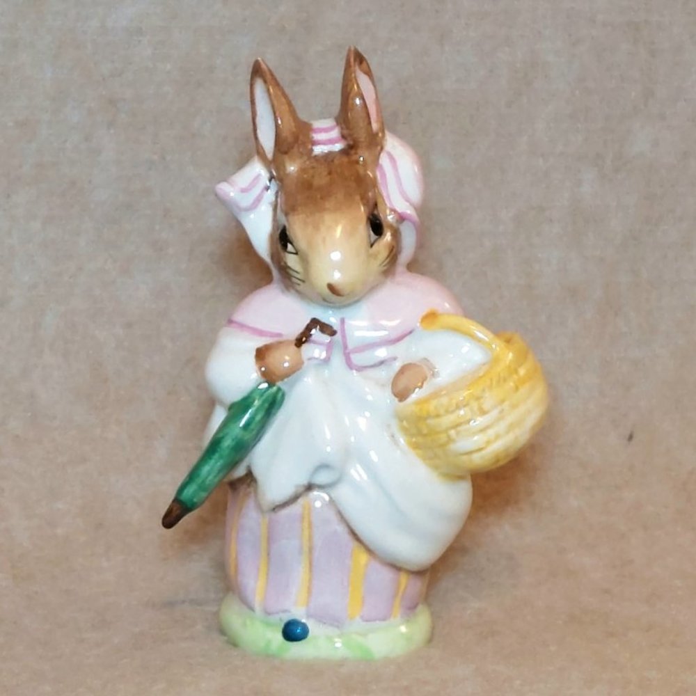 Rare Beatrix Potter "Mrs. Rabbit" Vintage Home/Office Collectible Decor Figurine